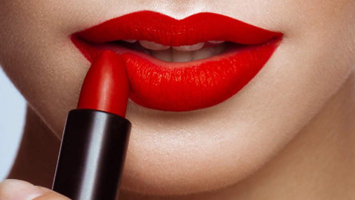 Roten Lippenstift wählen